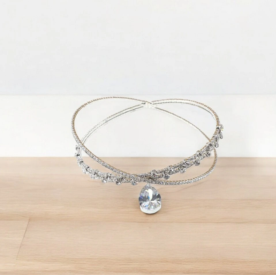 κολιε Dolly Collar κοσμηματα
Είναι ένα κολιέ χωρίς κούμπωμα με κρυστάλλους και ένα μεγάλο τύπου διαμάντι στο κέντρο