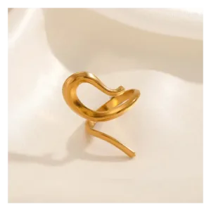 Αναδείξτε το στυλ σας με το Acero Dorado de Forma Irregular, ένα εντυπωσιακό δαχτυλίδι από ανοξείδωτο ατσάλι 304 επιχρυσωμένο με 18K χρυσό. Ο ακανόνιστος και ανοιχτός σχεδιασμός του προσθέτει μια καλλιτεχνική και μοντέρνα πινελιά σε κάθε εμφάνιση. Η πολυτελής χρυσή λάμψη και η ανθεκτική κατασκευή το καθιστούν ιδανικό για καθημερινή χρήση αλλά και για ιδιαίτερες περιστάσεις. Υλικό: Επιχρυσωμένο Ανοξείδωτο Ατσάλι 18K (Gold Plated Stainless Steel 18K) Διαστάσεις: 2.9 × 1.7 cm Σχέδιο: Ακανόνιστο, ανοιχτό, statement style Ιδανικό για: Μοντέρνες και κομψές εμφανίσεις, δώρο σε αγαπημένα πρόσωπα Το Acero Dorado de Forma Irregular είναι το τέλειο αξεσουάρ για γυναίκες που αγαπούν τα minimal αλλά ταυτόχρονα ξεχωριστά κοσμήματα.