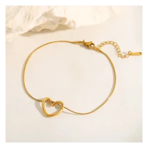 Αναδείξτε τη ρομαντική σας πλευρά με το Amor Dorado, ένα κομψό βραχιόλι αστραγάλου ή καρπού από λαμπερό ανοξείδωτο ατσάλι 304, επιχρυσωμένο με 18Κ χρυσό. Ο πλεγμένος σχεδιασμός σε σχήμα καρδιάς προσθέτει μια παιχνιδιάρικη και εκλεπτυσμένη πινελιά στην εμφάνισή σας, ιδανικό για καθημερινό στυλ ή ρομαντικές περιστάσεις. Υλικό: Gold Plated Steel 18K (Επιχρυσωμένο Ατσάλι 18Κ) Διαστάσεις: 22+5 cm, 1.7+1.5 cm Σχέδιο: Καρδιά, πλεγμένο Ιδιότητες: Ανθεκτικό, λαμπερό Στυλ: Ρομαντικό, κομψό, διαχρονικό Ιδανικό για: Καθημερινή χρήση, ρομαντικές εμφανίσεις, δώρο Το Amor Dorado είναι το βραχιόλι που συνδυάζει λαμπερή πολυτέλεια με διαχρονικό στυλ, προσφέροντας μια μοναδική αίσθηση γοητείας σε κάθε σας εμφάνιση.