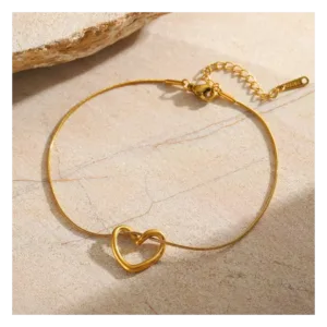 Αναδείξτε τη ρομαντική σας πλευρά με το Amor Dorado, ένα κομψό βραχιόλι αστραγάλου ή καρπού από λαμπερό ανοξείδωτο ατσάλι 304, επιχρυσωμένο με 18Κ χρυσό. Ο πλεγμένος σχεδιασμός σε σχήμα καρδιάς προσθέτει μια παιχνιδιάρικη και εκλεπτυσμένη πινελιά στην εμφάνισή σας, ιδανικό για καθημερινό στυλ ή ρομαντικές περιστάσεις. Υλικό: Gold Plated Steel 18K (Επιχρυσωμένο Ατσάλι 18Κ) Διαστάσεις: 22+5 cm, 1.7+1.5 cm Σχέδιο: Καρδιά, πλεγμένο Ιδιότητες: Ανθεκτικό, λαμπερό Στυλ: Ρομαντικό, κομψό, διαχρονικό Ιδανικό για: Καθημερινή χρήση, ρομαντικές εμφανίσεις, δώρο Το Amor Dorado είναι το βραχιόλι που συνδυάζει λαμπερή πολυτέλεια με διαχρονικό στυλ, προσφέροντας μια μοναδική αίσθηση γοητείας σε κάθε σας εμφάνιση.