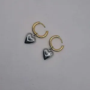 Ανακαλύψτε την κομψότητα με τα Anillo de Oro y Corazón de Plata. Αυτά τα μοναδικά drop earrings διαθέτουν χρυσό δαχτυλίδι και ασημένια καρδιά, συνδυάζοντας ρομαντισμό και μοντέρνο στυλ. Κατασκευασμένα από υψηλής ποιότητας Stainless Steel (Ανοξείδωτο Ατσάλι) με επιχρύσωση 18 καρατίων, είναι υποαλλεργικά, ανθεκτικά και ιδανικά για μακροχρόνια χρήση. Η εκλεπτυσμένη σχεδίασή τους τα καθιστά τέλεια τόσο για καθημερινή χρήση όσο και για ξεχωριστές περιστάσεις. Υλικό: Stainless Steel (Ανοξείδωτο Ατσάλι) με επιχρύσωση 18K – ανθεκτικό και υποαλλεργικό. Στυλ: Drop earrings με ρομαντική καρδιά και μοντέρνο δαχτυλίδι. Ιδανικά για: Καθημερινές και βραδινές εμφανίσεις, δώρο για γυναίκες που αγαπούν κοσμήματα με νόημα. Τα Anillo de Oro y Corazón de Plata είναι η ιδανική επιλογή για όσες αγαπούν τα σκουλαρίκια καρδιά και θέλουν να προσθέσουν μία πινελιά κομψότητας και πολυτέλειας στο στυλ τους.