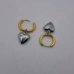 Ανακαλύψτε την κομψότητα με τα Anillo de Oro y Corazón de Plata. Αυτά τα μοναδικά drop earrings διαθέτουν χρυσό δαχτυλίδι και ασημένια καρδιά, συνδυάζοντας ρομαντισμό και μοντέρνο στυλ. Κατασκευασμένα από υψηλής ποιότητας Stainless Steel (Ανοξείδωτο Ατσάλι) με επιχρύσωση 18 καρατίων, είναι υποαλλεργικά, ανθεκτικά και ιδανικά για μακροχρόνια χρήση. Η εκλεπτυσμένη σχεδίασή τους τα καθιστά τέλεια τόσο για καθημερινή χρήση όσο και για ξεχωριστές περιστάσεις. Υλικό: Stainless Steel (Ανοξείδωτο Ατσάλι) με επιχρύσωση 18K – ανθεκτικό και υποαλλεργικό. Στυλ: Drop earrings με ρομαντική καρδιά και μοντέρνο δαχτυλίδι. Ιδανικά για: Καθημερινές και βραδινές εμφανίσεις, δώρο για γυναίκες που αγαπούν κοσμήματα με νόημα. Τα Anillo de Oro y Corazón de Plata είναι η ιδανική επιλογή για όσες αγαπούν τα σκουλαρίκια καρδιά και θέλουν να προσθέσουν μία πινελιά κομψότητας και πολυτέλειας στο στυλ τους.