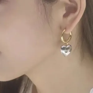 Ανακαλύψτε την κομψότητα με τα Anillo de Oro y Corazón de Plata. Αυτά τα μοναδικά drop earrings διαθέτουν χρυσό δαχτυλίδι και ασημένια καρδιά, συνδυάζοντας ρομαντισμό και μοντέρνο στυλ. Κατασκευασμένα από υψηλής ποιότητας Stainless Steel (Ανοξείδωτο Ατσάλι) με επιχρύσωση 18 καρατίων, είναι υποαλλεργικά, ανθεκτικά και ιδανικά για μακροχρόνια χρήση. Η εκλεπτυσμένη σχεδίασή τους τα καθιστά τέλεια τόσο για καθημερινή χρήση όσο και για ξεχωριστές περιστάσεις. Υλικό: Stainless Steel (Ανοξείδωτο Ατσάλι) με επιχρύσωση 18K – ανθεκτικό και υποαλλεργικό. Στυλ: Drop earrings με ρομαντική καρδιά και μοντέρνο δαχτυλίδι. Ιδανικά για: Καθημερινές και βραδινές εμφανίσεις, δώρο για γυναίκες που αγαπούν κοσμήματα με νόημα. Τα Anillo de Oro y Corazón de Plata είναι η ιδανική επιλογή για όσες αγαπούν τα σκουλαρίκια καρδιά και θέλουν να προσθέσουν μία πινελιά κομψότητας και πολυτέλειας στο στυλ τους.