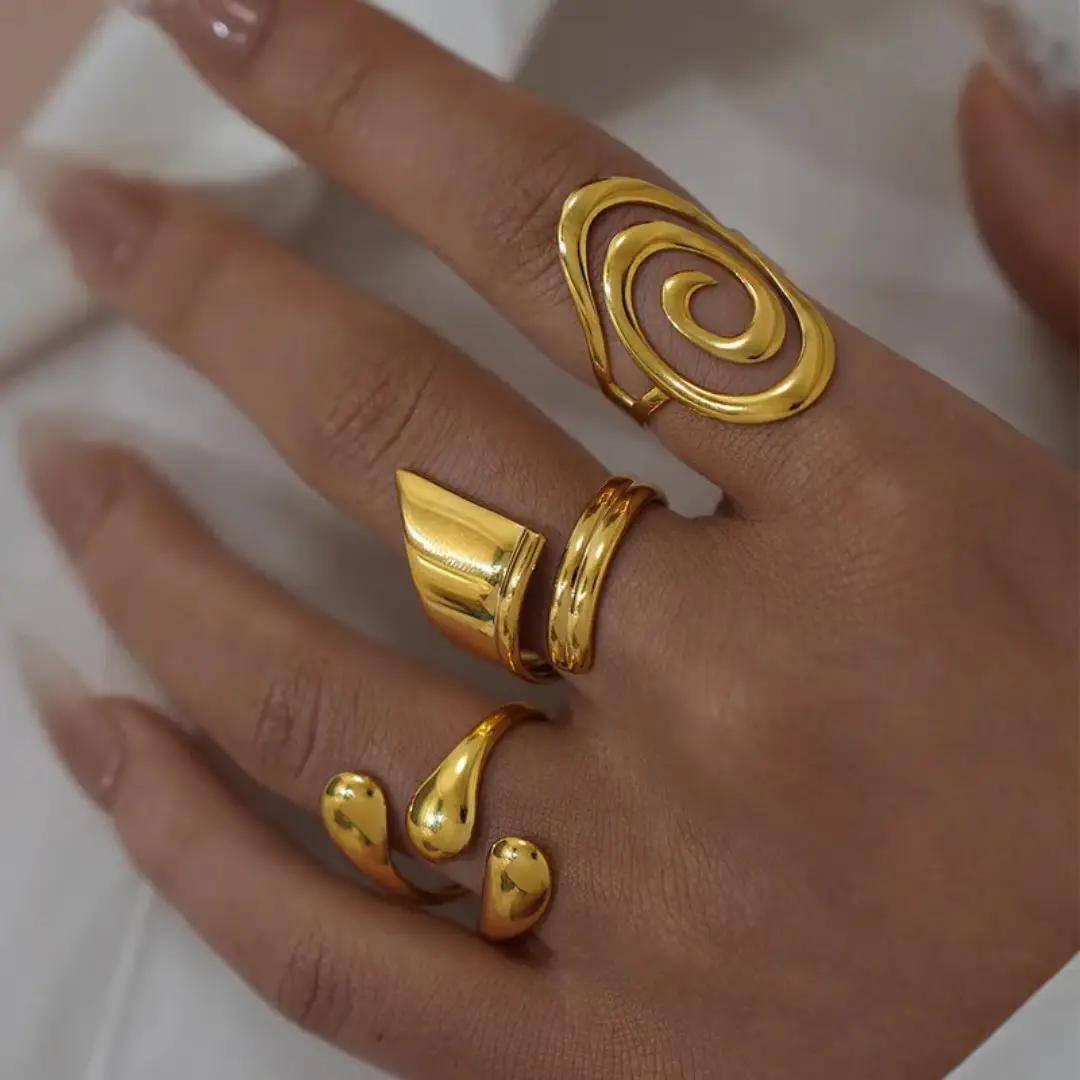 Αναδείξτε το στυλ σας με το Anillo de oro Everly, ένα εκλεπτυσμένο δαχτυλίδι με ανοιχτό σχέδιο που προσθέτει μοντέρνα κομψότητα σε κάθε εμφάνιση. Κατασκευασμένο από Gold Plated Steel 18K, συνδυάζει ανθεκτικότητα, πολυτέλεια και άνεση. Το επιχρύσωμα 18Κ χαρίζει λαμπερή χρυσή όψη που το καθιστά ιδανικό για καθημερινή χρήση. Υλικό: Επιχρυσωμένο Ατσάλι 18Κ (Gold Plated Steel 18K) – ανθεκτικό και αντιδιαβρωτικό. Διαστάσεις: 2.93 x 1.8 cm. Σχέδιο: Ανοιχτό, minimal, με πολυτελή χρυσή λάμψη. Ιδανικό για: Καθημερινές και βραδινές εμφανίσεις, συνδυασμούς με άλλα κοσμήματα. Το Everly Δαχτυλίδι είναι το τέλειο statement κομμάτι που θα προσθέσει διακριτική πολυτέλεια και μοντέρνα αισθητική στην κοσμηματοθήκη σας. Stylehub account κοσμηματα σκουλαρικια βραχιολι δαχτυλιδι κολιε About us κοσμηματα θεσσαλονικη γυναικεια κοσμηματα ατσαλινα κοσμηματα κοσμηματα που δεν μαυριζουν φθηνα κοσμηματα κοσμηματα μαργαριταρια