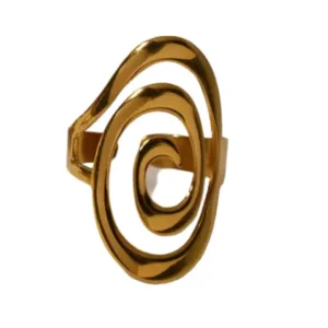 Αναδείξτε το στυλ σας με το Anillo de oro Everly, ένα εκλεπτυσμένο δαχτυλίδι με ανοιχτό σχέδιο που προσθέτει μοντέρνα κομψότητα σε κάθε εμφάνιση. Κατασκευασμένο από Gold Plated Steel 18K, συνδυάζει ανθεκτικότητα, πολυτέλεια και άνεση. Το επιχρύσωμα 18Κ χαρίζει λαμπερή χρυσή όψη που το καθιστά ιδανικό για καθημερινή χρήση. Υλικό: Επιχρυσωμένο Ατσάλι 18Κ (Gold Plated Steel 18K) – ανθεκτικό και αντιδιαβρωτικό. Διαστάσεις: 2.93 x 1.8 cm. Σχέδιο: Ανοιχτό, minimal, με πολυτελή χρυσή λάμψη. Ιδανικό για: Καθημερινές και βραδινές εμφανίσεις, συνδυασμούς με άλλα κοσμήματα. Το Everly Δαχτυλίδι είναι το τέλειο statement κομμάτι που θα προσθέσει διακριτική πολυτέλεια και μοντέρνα αισθητική στην κοσμηματοθήκη σας.