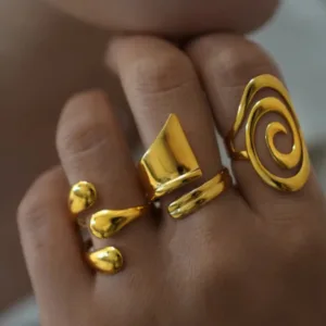 Αναδείξτε το στυλ σας με το Anillo de oro Everly, ένα εκλεπτυσμένο δαχτυλίδι με ανοιχτό σχέδιο που προσθέτει μοντέρνα κομψότητα σε κάθε εμφάνιση. Κατασκευασμένο από Gold Plated Steel 18K, συνδυάζει ανθεκτικότητα, πολυτέλεια και άνεση. Το επιχρύσωμα 18Κ χαρίζει λαμπερή χρυσή όψη που το καθιστά ιδανικό για καθημερινή χρήση. Υλικό: Επιχρυσωμένο Ατσάλι 18Κ (Gold Plated Steel 18K) – ανθεκτικό και αντιδιαβρωτικό. Διαστάσεις: 2.93 x 1.8 cm. Σχέδιο: Ανοιχτό, minimal, με πολυτελή χρυσή λάμψη. Ιδανικό για: Καθημερινές και βραδινές εμφανίσεις, συνδυασμούς με άλλα κοσμήματα. Το Everly Δαχτυλίδι είναι το τέλειο statement κομμάτι που θα προσθέσει διακριτική πολυτέλεια και μοντέρνα αισθητική στην κοσμηματοθήκη σας.