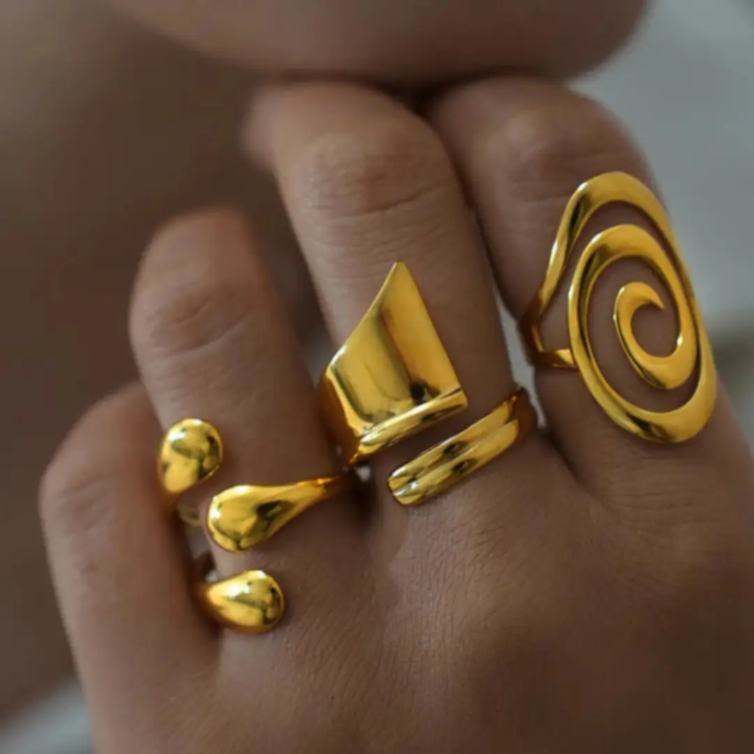 Αναδείξτε το στυλ σας με το Anillo de oro Everly, ένα εκλεπτυσμένο δαχτυλίδι με ανοιχτό σχέδιο που προσθέτει μοντέρνα κομψότητα σε κάθε εμφάνιση. Κατασκευασμένο από Gold Plated Steel 18K, συνδυάζει ανθεκτικότητα, πολυτέλεια και άνεση. Το επιχρύσωμα 18Κ χαρίζει λαμπερή χρυσή όψη που το καθιστά ιδανικό για καθημερινή χρήση. Υλικό: Επιχρυσωμένο Ατσάλι 18Κ (Gold Plated Steel 18K) – ανθεκτικό και αντιδιαβρωτικό. Διαστάσεις: 2.93 x 1.8 cm. Σχέδιο: Ανοιχτό, minimal, με πολυτελή χρυσή λάμψη. Ιδανικό για: Καθημερινές και βραδινές εμφανίσεις, συνδυασμούς με άλλα κοσμήματα. Το Everly Δαχτυλίδι είναι το τέλειο statement κομμάτι που θα προσθέσει διακριτική πολυτέλεια και μοντέρνα αισθητική στην κοσμηματοθήκη σας. Stylehub account κοσμηματα σκουλαρικια βραχιολι δαχτυλιδι κολιε About us κοσμηματα θεσσαλονικη γυναικεια κοσμηματα ατσαλινα κοσμηματα κοσμηματα που δεν μαυριζουν φθηνα κοσμηματα κοσμηματα μαργαριταρια