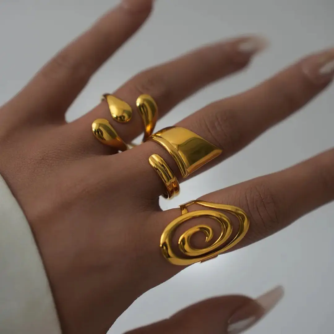 Αναδείξτε το στυλ σας με το Anillo de oro Everly, ένα εκλεπτυσμένο δαχτυλίδι με ανοιχτό σχέδιο που προσθέτει μοντέρνα κομψότητα σε κάθε εμφάνιση. Κατασκευασμένο από Gold Plated Steel 18K, συνδυάζει ανθεκτικότητα, πολυτέλεια και άνεση. Το επιχρύσωμα 18Κ χαρίζει λαμπερή χρυσή όψη που το καθιστά ιδανικό για καθημερινή χρήση. Υλικό: Επιχρυσωμένο Ατσάλι 18Κ (Gold Plated Steel 18K) – ανθεκτικό και αντιδιαβρωτικό. Διαστάσεις: 2.93 x 1.8 cm. Σχέδιο: Ανοιχτό, minimal, με πολυτελή χρυσή λάμψη. Ιδανικό για: Καθημερινές και βραδινές εμφανίσεις, συνδυασμούς με άλλα κοσμήματα. Το Everly Δαχτυλίδι είναι το τέλειο statement κομμάτι που θα προσθέσει διακριτική πολυτέλεια και μοντέρνα αισθητική στην κοσμηματοθήκη σας. Stylehub account κοσμηματα σκουλαρικια βραχιολι δαχτυλιδι κολιε About us κοσμηματα θεσσαλονικη γυναικεια κοσμηματα ατσαλινα κοσμηματα κοσμηματα που δεν μαυριζουν φθηνα κοσμηματα κοσμηματα μαργαριταρια