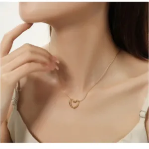 Αναδείξτε τη ρομαντική σας πλευρά με το Lovebliss Corazón Dorado, ένα κομψό κολιέ με μενταγιόν σε σχήμα καρδιάς από επιχρυσωμένο ανοξείδωτο ατσάλι. Η λεπτή αλυσίδα του (40 + 5 cm) κρατάει το μενταγιόν στη θέση του, προσφέροντας άνεση και διακριτική λάμψη καθ’ όλη τη διάρκεια της ημέρας. Το minimal και ρομαντικό του σχέδιο το καθιστά ιδανικό για καθημερινή χρήση, layering με άλλα κοσμήματα ή ως ιδιαίτερο δώρο για αγαπημένα πρόσωπα. Υλικό: Επιχρυσωμένο ανοξείδωτο ατσάλι – ανθεκτικό, με μακρά διάρκεια ζωής. Διαστάσεις: Αλυσίδα 40 + 5 cm, μενταγιόν μικρή καρδιά. Στυλ: Ρομαντικό, minimal, κομψό. Ιδανικό για: Καθημερινή χρήση, layering ή δώρο για αγαπημένα πρόσωπα. Το Lovebliss Corazón Dorado Κολιέ προσφέρει μια διακριτική, αλλά εντυπωσιακή ρομαντική πινελιά σε κάθε εμφάνιση.