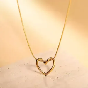 Αναδείξτε τη ρομαντική σας πλευρά με το Lovebliss Corazón Dorado, ένα κομψό κολιέ με μενταγιόν σε σχήμα καρδιάς από επιχρυσωμένο ανοξείδωτο ατσάλι. Η λεπτή αλυσίδα του (40 + 5 cm) κρατάει το μενταγιόν στη θέση του, προσφέροντας άνεση και διακριτική λάμψη καθ’ όλη τη διάρκεια της ημέρας. Το minimal και ρομαντικό του σχέδιο το καθιστά ιδανικό για καθημερινή χρήση, layering με άλλα κοσμήματα ή ως ιδιαίτερο δώρο για αγαπημένα πρόσωπα. Υλικό: Επιχρυσωμένο ανοξείδωτο ατσάλι – ανθεκτικό, με μακρά διάρκεια ζωής. Διαστάσεις: Αλυσίδα 40 + 5 cm, μενταγιόν μικρή καρδιά. Στυλ: Ρομαντικό, minimal, κομψό. Ιδανικό για: Καθημερινή χρήση, layering ή δώρο για αγαπημένα πρόσωπα. Το Lovebliss Corazón Dorado Κολιέ προσφέρει μια διακριτική, αλλά εντυπωσιακή ρομαντική πινελιά σε κάθε εμφάνιση.