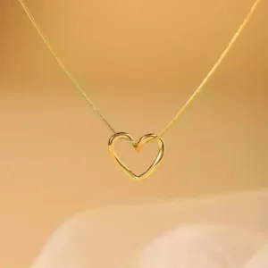 Αναδείξτε τη ρομαντική σας πλευρά με το Lovebliss Corazón Dorado, ένα κομψό κολιέ με μενταγιόν σε σχήμα καρδιάς από επιχρυσωμένο ανοξείδωτο ατσάλι. Η λεπτή αλυσίδα του (40 + 5 cm) κρατάει το μενταγιόν στη θέση του, προσφέροντας άνεση και διακριτική λάμψη καθ’ όλη τη διάρκεια της ημέρας. Το minimal και ρομαντικό του σχέδιο το καθιστά ιδανικό για καθημερινή χρήση, layering με άλλα κοσμήματα ή ως ιδιαίτερο δώρο για αγαπημένα πρόσωπα. Υλικό: Επιχρυσωμένο ανοξείδωτο ατσάλι – ανθεκτικό, με μακρά διάρκεια ζωής. Διαστάσεις: Αλυσίδα 40 + 5 cm, μενταγιόν μικρή καρδιά. Στυλ: Ρομαντικό, minimal, κομψό. Ιδανικό για: Καθημερινή χρήση, layering ή δώρο για αγαπημένα πρόσωπα. Το Lovebliss Corazón Dorado Κολιέ προσφέρει μια διακριτική, αλλά εντυπωσιακή ρομαντική πινελιά σε κάθε εμφάνιση.