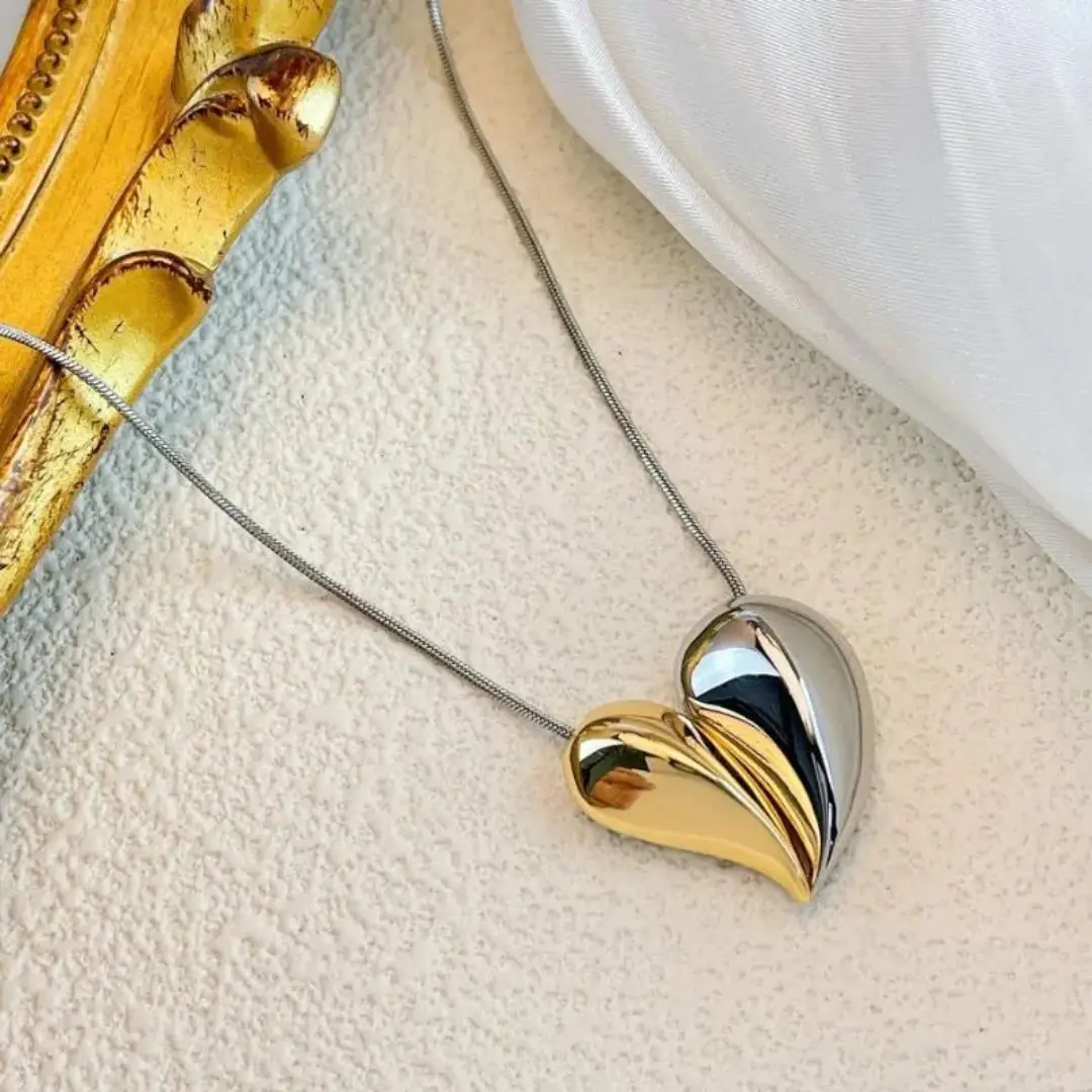 Stylehub account κοσμηματα σκουλαρικια βραχιολι δαχτυλιδι κολιε About us κοσμηματα θεσσαλονικη γυναικεια κοσμηματα ατσαλινα κοσμηματα κοσμηματα που δεν μαυριζουν φθηνα κοσμηματα κοσμηματα μαργαριταρια Αναδείξτε τον ρομαντισμό και την κομψότητα σας με το Medio Corazón de Plata y Oro. Κατασκευασμένο από υψηλής ποιότητας ατσάλι, αυτό το κολιέ συνδυάζει μισό ασημί για διακριτική κομψότητα και μισό χρυσό για ζεστή, εκλεπτυσμένη λάμψη. Η ισορροπία των δύο χρωμάτων δημιουργεί ένα μοναδικό κόσμημα που ξεχωρίζει για το minimal αλλά διαχρονικό του design. Υλικό: Ατσάλι – ανθεκτικό, δεν μαυρίζει. Διαστάσεις: 2.6 × 2.76 cm (εκκρεμές) + 44.5 cm (αλυσίδα). Στυλ: Minimal, ρομαντικό και ευκολοφόρετο. Ιδανικό για: Καθημερινές και βραδινές εμφανίσεις, αλλά και ως δώρο με συμβολικό χαρακτήρα. Το Medio Corazón de Plata y Oro είναι το ιδανικό κόσμημα για γυναίκες που αγαπούν τα κολιέ καρδιά και θέλουν να προσθέσουν μια διακριτική αλλά εντυπωσιακή διχρωμία στις εμφανίσεις τους.