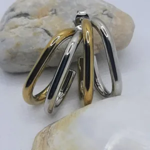 Αναβαθμίστε το στυλ σας με τα κομψά Ovalado Con Color Dorado y Plateado. Κατασκευασμένα από ανοξείδωτο ατσάλι 304, αυτά τα σκουλαρίκια συνδυάζουν αρμονικά τον χρυσό και τον ασημί τόνο, δημιουργώντας μια διαχρονική και ευκολοφόρετη επιλογή. Το απλό γεωμετρικό οβάλ σχέδιο χαρίζει κλασική κομψότητα και διακριτική λάμψη, ιδανική για καθημερινές και βραδινές εμφανίσεις. Υλικό: Ανοξείδωτο Ατσάλι 304 – υποαλλεργικό, ανθεκτικό, δεν μαυρίζει. Διαστάσεις: 2.7 × 1.1 cm – κομψό και διακριτικό μέγεθος. Στυλ: Minimal, κλασικό και ευκολοσυνδύαστο. Τα Ovalado Con Color Dorado y Plateado είναι ιδανικά για γυναίκες που αγαπούν τα σκουλαρίκια από ατσάλι και αναζητούν έναν κομψό συνδυασμό χρυσού και ασημιού.