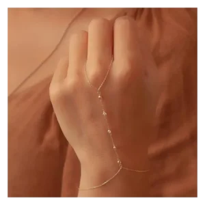 Ανακαλύψτε το κομψό και ξεχωριστό Pulsera Con Anillo, ένα ενιαίο κόσμημα που συνδέει βραχιόλι και δαχτυλίδι με μία λεπτή αλυσίδα, προσδίδοντας αισθησιασμό και πρωτοτυπία σε κάθε εμφάνιση. Κατασκευασμένο από υψηλής ποιότητας ανοξείδωτο ατσάλι 304, προσφέρει ανθεκτικότητα, δεν μαυρίζει και είναι ιδανικό για καθημερινή ή βραδινή χρήση. Η μίνιμαλ αλλά εντυπωσιακή του σχεδίαση το καθιστά ιδανικό για γυναίκες που αγαπούν τα ιδιαίτερα κοσμήματα. Υλικό: Ανοξείδωτο Ατσάλι 304 Διαστάσεις: 18 cm + 4 cm επέκταση Χρώμα: Ασημί μεταλλικό Σχεδιασμός: Ενιαίο βραχιόλι με ενσωματωμένο δαχτυλίδι Χαρακτηριστικά: Ανθεκτικό, δεν αλλοιώνεται Ιδανικό για: Καθημερινές και βραδινές εμφανίσεις, fashion events, δώρα Το Pulsera Con Anillo είναι το τέλειο αξεσουάρ για να προσθέσετε μια πινελιά κομψότητας και πρωτοτυπίας στο look σας.