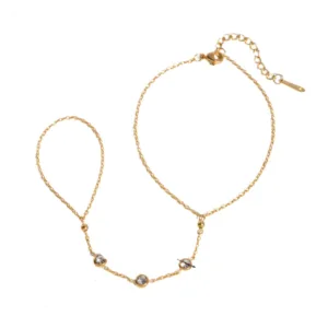 Ανακαλύψτε το κομψό και ξεχωριστό Pulsera Con Anillo, ένα ενιαίο κόσμημα που συνδέει βραχιόλι και δαχτυλίδι με μία λεπτή αλυσίδα, προσδίδοντας αισθησιασμό και πρωτοτυπία σε κάθε εμφάνιση. Κατασκευασμένο από υψηλής ποιότητας ανοξείδωτο ατσάλι 304, προσφέρει ανθεκτικότητα, δεν μαυρίζει και είναι ιδανικό για καθημερινή ή βραδινή χρήση. Η μίνιμαλ αλλά εντυπωσιακή του σχεδίαση το καθιστά ιδανικό για γυναίκες που αγαπούν τα ιδιαίτερα κοσμήματα. Υλικό: Ανοξείδωτο Ατσάλι 304 Διαστάσεις: 18 cm + 4 cm επέκταση Χρώμα: Ασημί μεταλλικό Σχεδιασμός: Ενιαίο βραχιόλι με ενσωματωμένο δαχτυλίδι Χαρακτηριστικά: Ανθεκτικό, δεν αλλοιώνεται Ιδανικό για: Καθημερινές και βραδινές εμφανίσεις, fashion events, δώρα Το Pulsera Con Anillo είναι το τέλειο αξεσουάρ για να προσθέσετε μια πινελιά κομψότητας και πρωτοτυπίας στο look σας. Stylehub account κοσμηματα σκουλαρικια βραχιολι δαχτυλιδι κολιε About us κοσμηματα θεσσαλονικη γυναικεια κοσμηματα ατσαλινα κοσμηματα κοσμηματα που δεν μαυριζουν φθηνα κοσμηματα κοσμηματα μαργαριταρια
