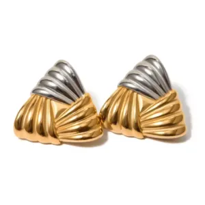 Stylehub account κοσμηματα σκουλαρικια βραχιολι δαχτυλιδι κολιε About us κοσμηματα θεσσαλονικη γυναικεια κοσμηματα ατσαλινα κοσμηματα κοσμηματα που δεν μαυριζουν φθηνα κοσμηματα κοσμηματα μαργαριταρια Αναβαθμίστε το στυλ σας με τα κομψά Piramide de Doble Cromo. Πρόκειται για ζευγάρι σκουλαρίκια σε vintage και κλασικό στυλ, με τριγωνικό γεωμετρικό σχέδιο και σπειροειδείς ρίγες, που χαρίζουν μοναδική υφή και λάμψη. Κατασκευασμένα από ανοξείδωτο ατσάλι 304 με επιχρύσωση 18 καρατίων χρυσού και ασημιού, συνδυάζουν πολυτέλεια και ανθεκτικότητα. Υλικό: Ανοξείδωτο Ατσάλι 304, επιχρυσωμένο με χρυσό 18K και ασημί φινίρισμα – δεν μαυρίζει. Διαστάσεις: 2.7 x 2.5 cm – ιδανικό μέγεθος για διακριτική αλλά και εντυπωσιακή εμφάνιση. Ιδανικά για: Καθημερινές και βραδινές εμφανίσεις, δώρο για γυναίκες που αγαπούν το κλασικό και μοντέρνο στυλ. Τα Piramide de Doble Cromo Σκουλαρίκια είναι η τέλεια επιλογή για όσες αναζητούν σκουλαρίκια από ατσάλι, σκουλαρίκια vintage, ή σκουλαρίκια επιχρυσωμένα 18Κ που συνδυάζουν ποιότητα, κομψότητα και διαχρονικό design.