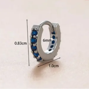 Blue Hoop Ασημί σκουλαρίκι piercing από ατσάλι με λαμπερές μπλε πέτρες. Ιδανικό για τρύπα ψηλά στο αυτί. Ανθεκτικό, υποαλλεργικό και στυλάτο για κάθε εμφάνιση.