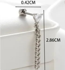 Ανακάλυψε το Hearts & Chain σκουλαρίκι piercing σε ασημί χρώμα με λευκές πέτρες από ανθεκτικό ατσάλι. Ιδανικό για ψιλή τρύπα στο αυτί, υποαλλεργικό και μοντέρνο.