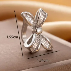 Κομψό Bow σκουλαρίκι piercing χωρίς τρύπα σε ασημί χρώμα με λευκή πέτρα. Από ανθεκτικό ατσάλι, ιδανικό για το επάνω μέρος του αυτιού.