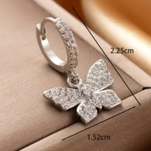 Λαμπερό Butterfly σκουλαρίκι piercing από ατσάλι σε ασημί χρώμα με λευκή πέτρα. Κομψό, υποαλλεργικό και ιδανικό για τρύπα ψηλά στο αυτί.