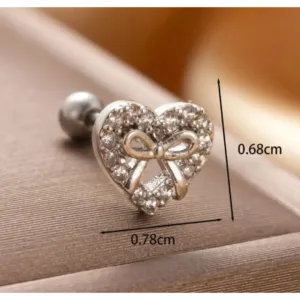 Λάμψε με το Hearts and Bow σκουλαρίκι piercing σε ασημί χρώμα με λευκή πέτρα. Κατασκευασμένο από ατσάλι, ιδανικό για το πάνω μέρος του αυτιού.