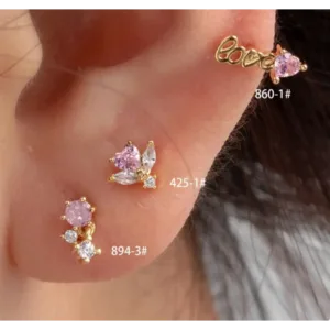 Ανακάλυψε το Love σκουλαρίκι piercing από ατσάλι σε χρυσό χρώμα με ροζ πέτρα. Κομψό, υποαλλεργικό και ιδανικό για το επάνω μέρος του αυτιού.