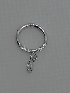 Ανακάλυψε το ασημί Clicker Piercing με κρεμαστό δάκρυ και λαμπερά λευκά zircon από χειρουργικό ατσάλι. Stylehub account κοσμηματα σκουλαρικια βραχιολι δαχτυλιδι κολιε About us κοσμηματα θεσσαλονικη γυναικεια κοσμηματα ατσαλινα κοσμηματα κοσμηματα που δεν μαυριζουν φθηνα κοσμηματα κοσμηματα μαργαριταρια Κομψό, υποαλλεργικό και ανθεκτικό, ιδανικό για αυτί ή μύτη. Δώσε λάμψη στο στυλ σου με το μοναδικό piercing από το Stylehub!