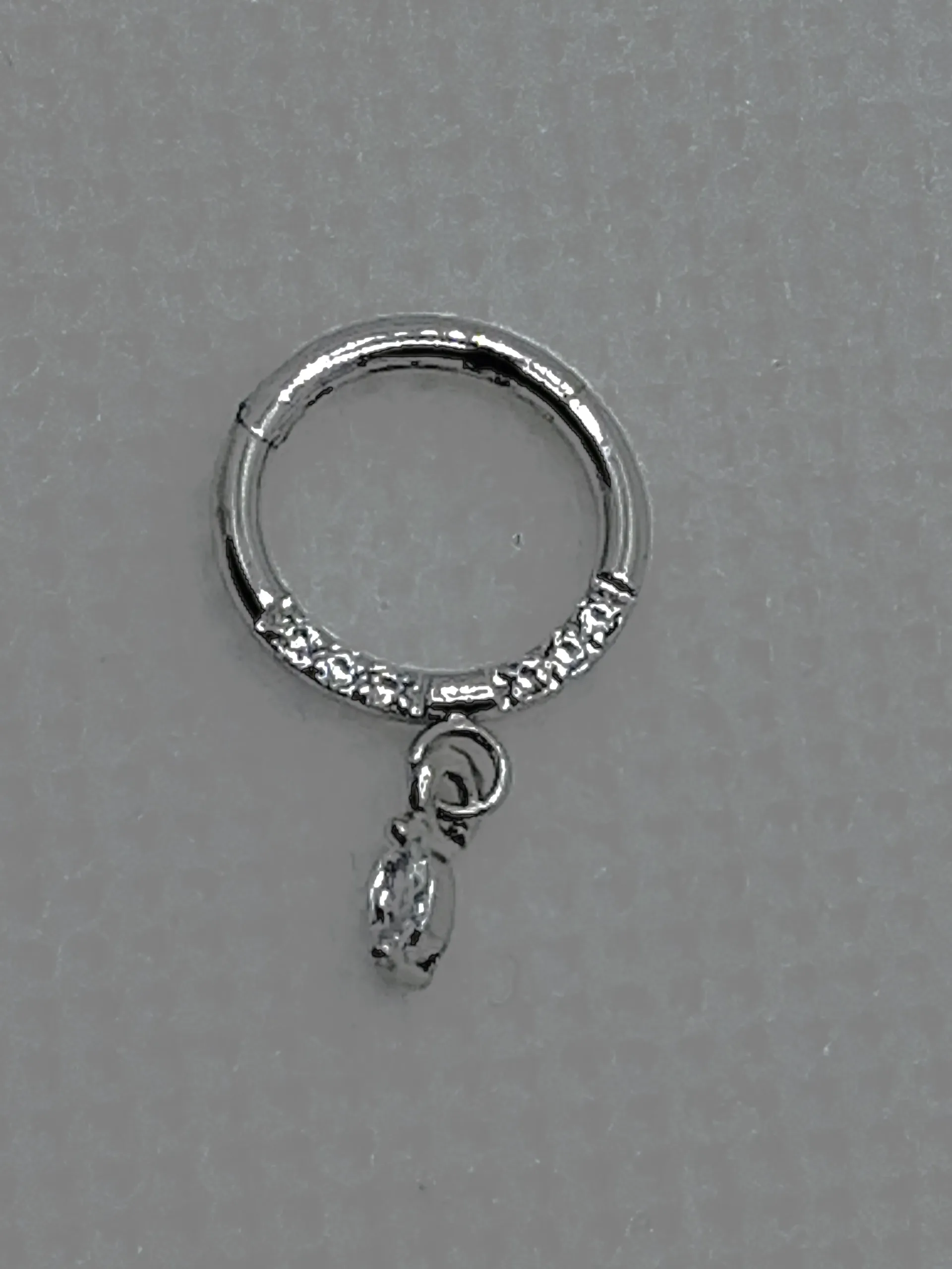 Ανακάλυψε το ασημί Clicker Piercing με κρεμαστό δάκρυ και λαμπερά λευκά zircon από χειρουργικό ατσάλι. Stylehub account κοσμηματα σκουλαρικια βραχιολι δαχτυλιδι κολιε About us κοσμηματα θεσσαλονικη γυναικεια κοσμηματα ατσαλινα κοσμηματα κοσμηματα που δεν μαυριζουν φθηνα κοσμηματα κοσμηματα μαργαριταρια Κομψό, υποαλλεργικό και ανθεκτικό, ιδανικό για αυτί ή μύτη. Δώσε λάμψη στο στυλ σου με το μοναδικό piercing από το Stylehub!