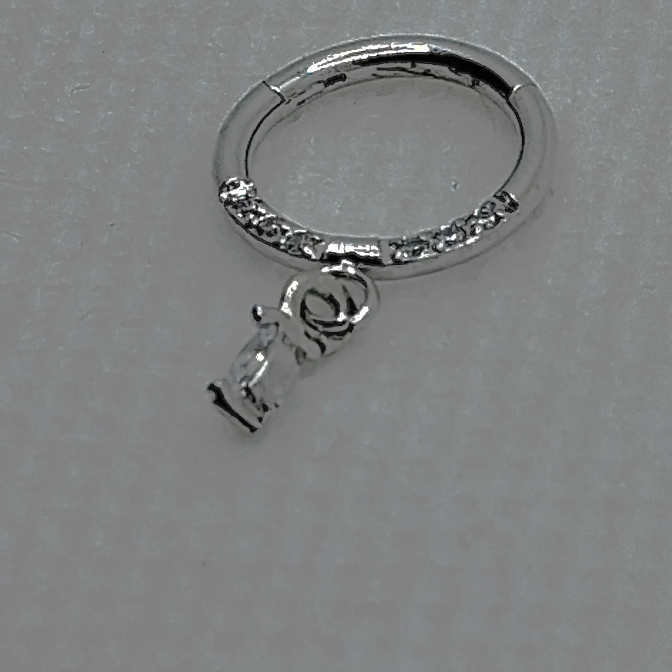 Ανακάλυψε το ασημί Clicker Piercing με κρεμαστό δάκρυ και λαμπερά λευκά zircon από χειρουργικό ατσάλι. Stylehub account κοσμηματα σκουλαρικια βραχιολι δαχτυλιδι κολιε About us κοσμηματα θεσσαλονικη γυναικεια κοσμηματα ατσαλινα κοσμηματα κοσμηματα που δεν μαυριζουν φθηνα κοσμηματα κοσμηματα μαργαριταρια Κομψό, υποαλλεργικό και ανθεκτικό, ιδανικό για αυτί ή μύτη. Δώσε λάμψη στο στυλ σου με το μοναδικό piercing από το Stylehub!