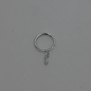 Ανακάλυψε το ασημί Clicker Piercing με κρεμαστό δάκρυ και λαμπερά λευκά zircon από χειρουργικό ατσάλι. Stylehub account κοσμηματα σκουλαρικια βραχιολι δαχτυλιδι κολιε About us κοσμηματα θεσσαλονικη γυναικεια κοσμηματα ατσαλινα κοσμηματα κοσμηματα που δεν μαυριζουν φθηνα κοσμηματα κοσμηματα μαργαριταρια Κομψό, υποαλλεργικό και ανθεκτικό, ιδανικό για αυτί ή μύτη. Δώσε λάμψη στο στυλ σου με το μοναδικό piercing από το Stylehub!