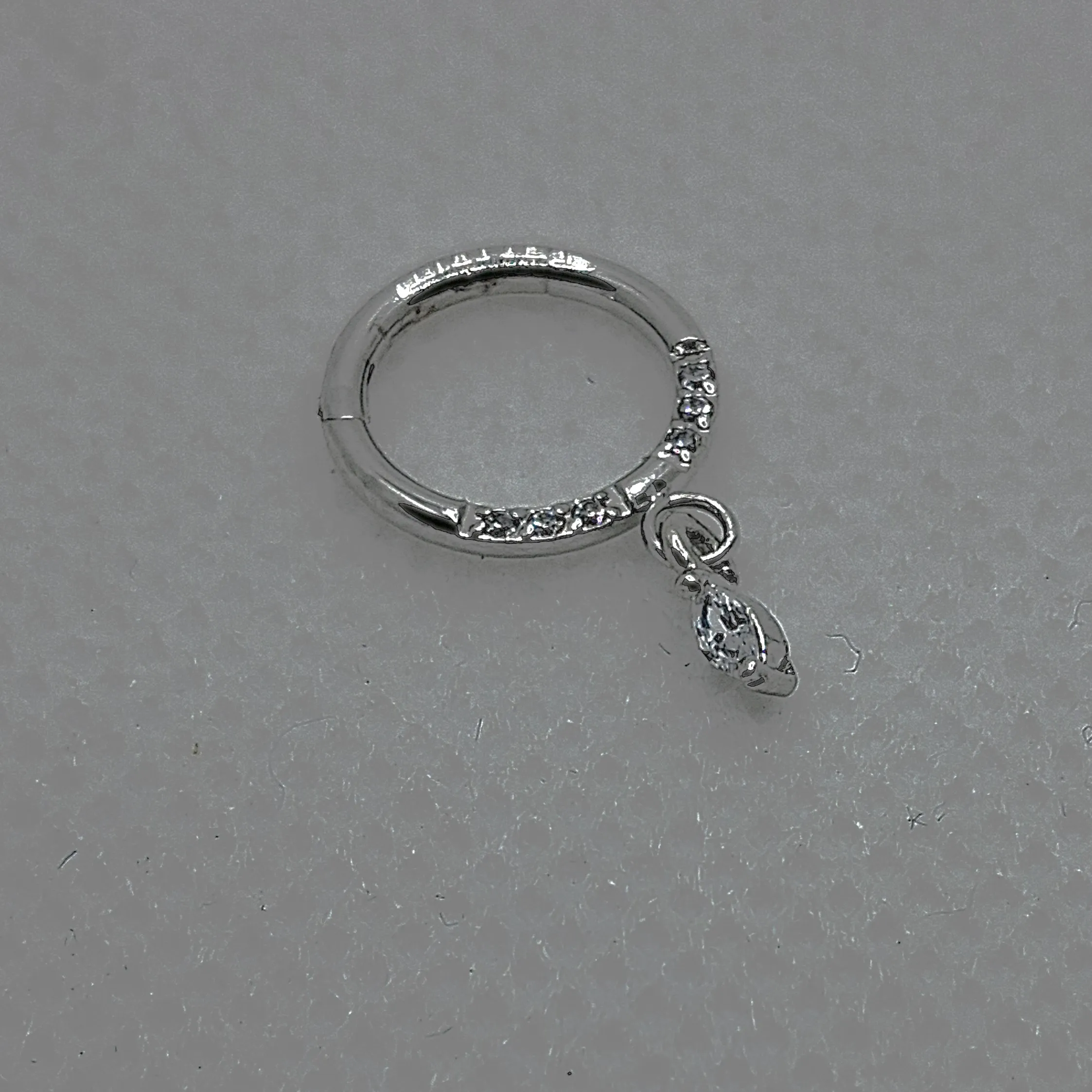 Ανακάλυψε το ασημί Clicker Piercing με κρεμαστό δάκρυ και λαμπερά λευκά zircon από χειρουργικό ατσάλι. Stylehub account κοσμηματα σκουλαρικια βραχιολι δαχτυλιδι κολιε About us κοσμηματα θεσσαλονικη γυναικεια κοσμηματα ατσαλινα κοσμηματα κοσμηματα που δεν μαυριζουν φθηνα κοσμηματα κοσμηματα μαργαριταρια Κομψό, υποαλλεργικό και ανθεκτικό, ιδανικό για αυτί ή μύτη. Δώσε λάμψη στο στυλ σου με το μοναδικό piercing από το Stylehub!