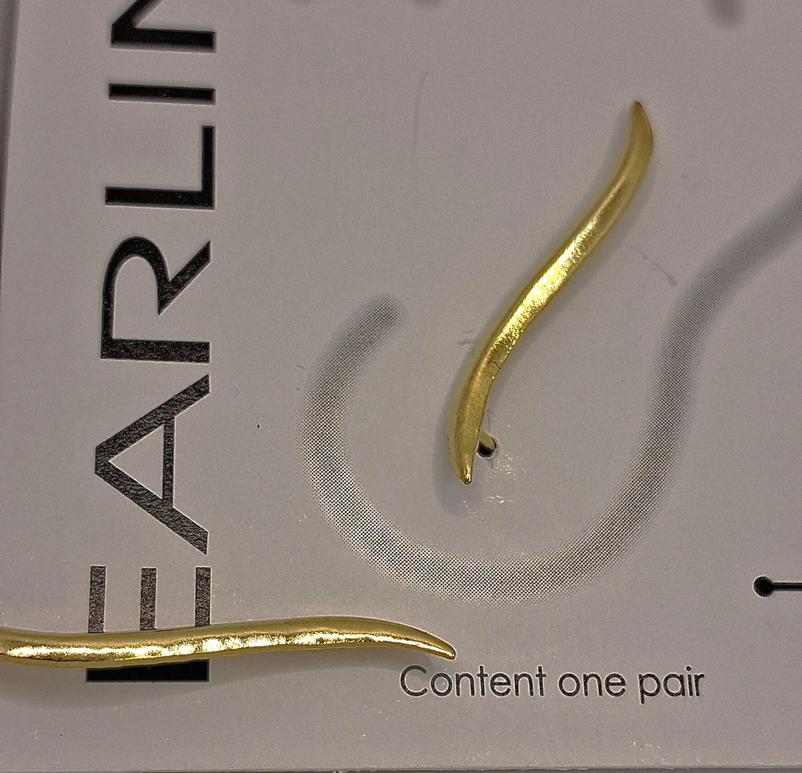 Thin Gold Bar Earline – λεπτά επίχρυσα σκουλαρίκια από Ασήμι 925 σε minimal χρυσό design