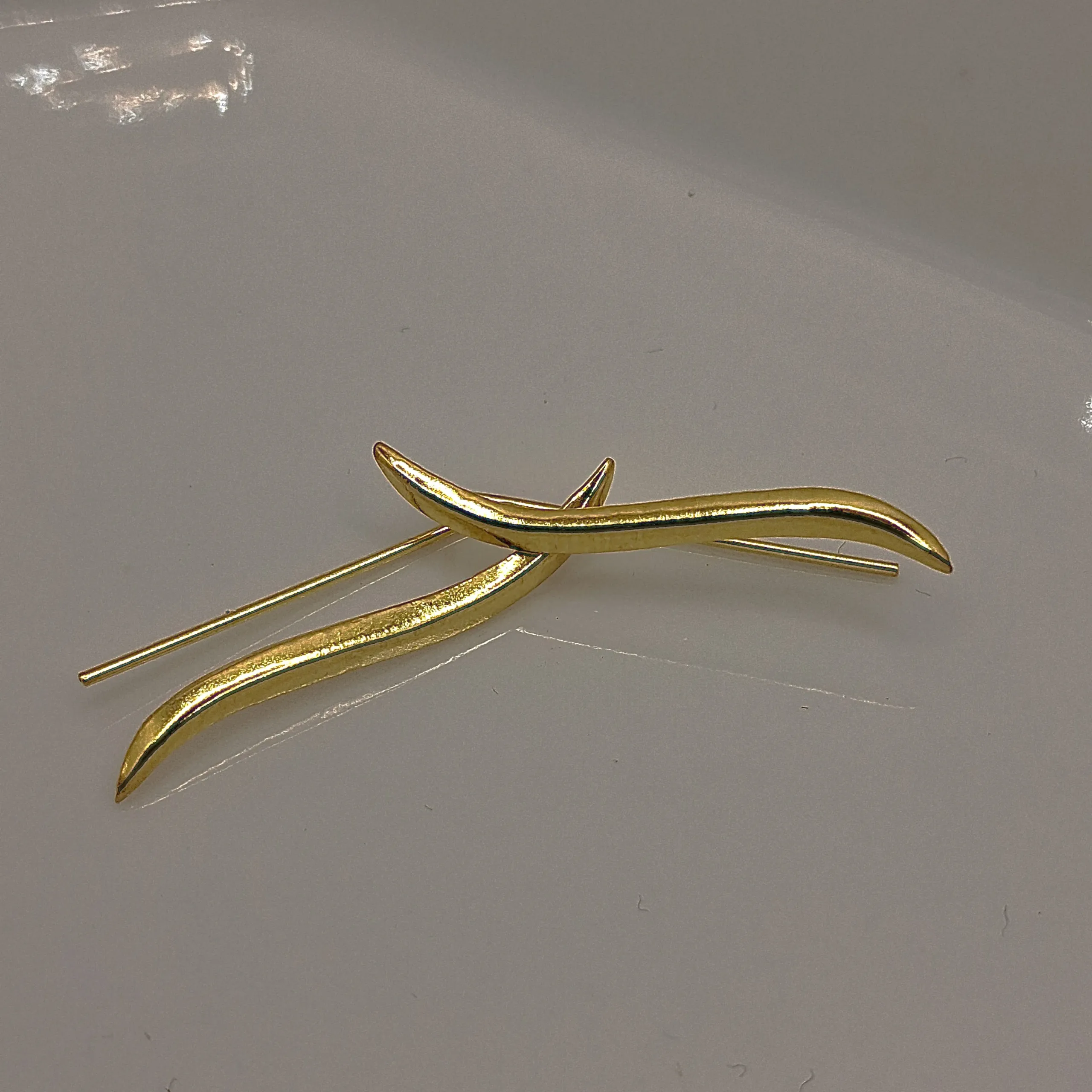 Thin Gold Bar Earline – λεπτά επίχρυσα σκουλαρίκια από Ασήμι 925 σε minimal χρυσό design