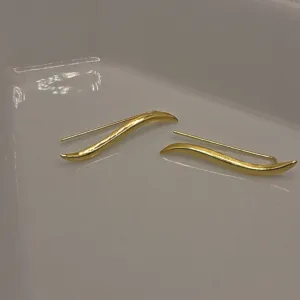 Thin Gold Bar Earline – λεπτά επίχρυσα σκουλαρίκια από Ασήμι 925 σε minimal χρυσό design