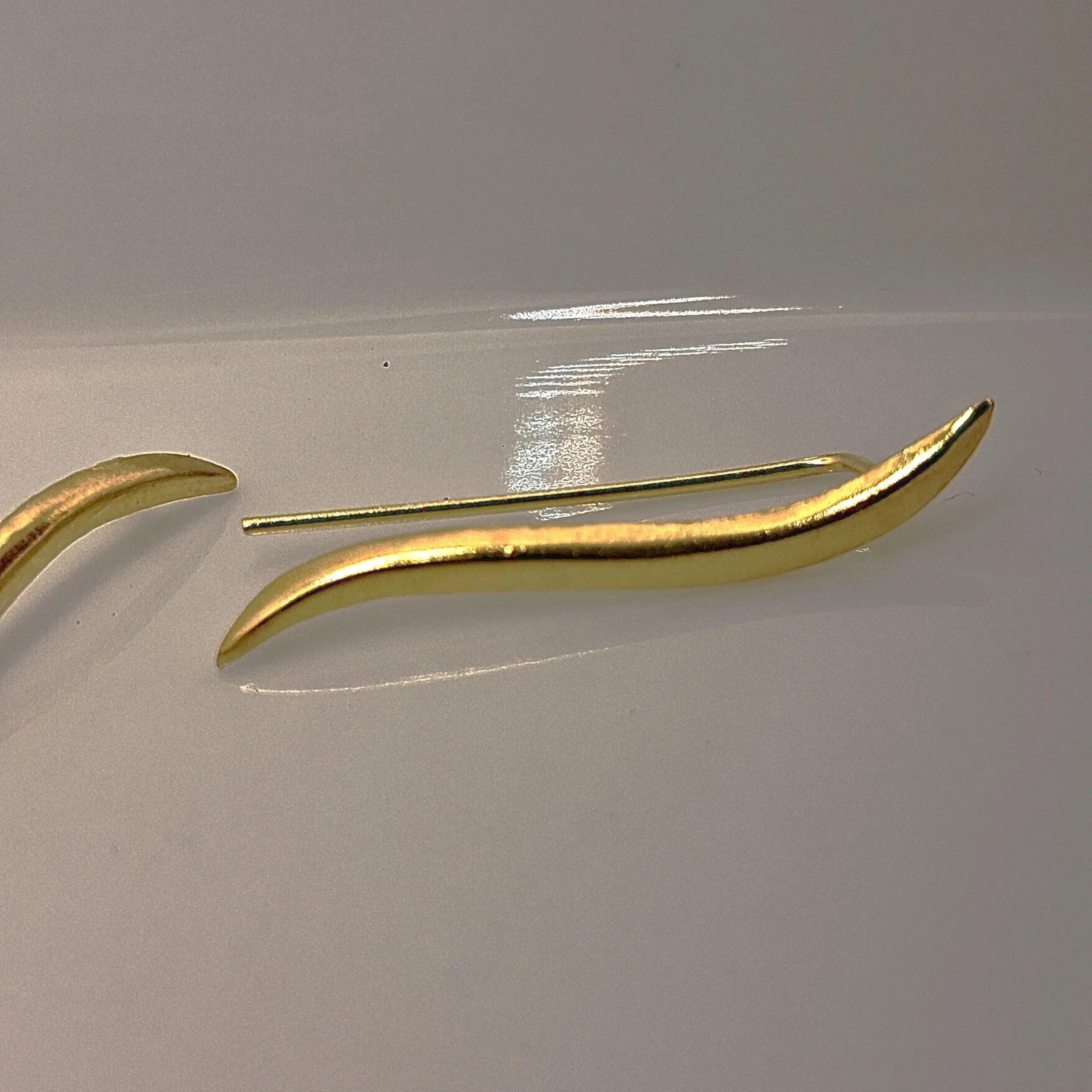 Thin Gold Bar Earline – λεπτά επίχρυσα σκουλαρίκια από Ασήμι 925 σε minimal χρυσό design