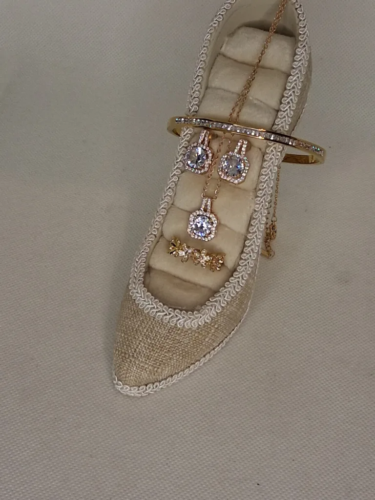 Σετ κοσμημάτων Luxury Gold Shine Pack με κολιέ, σκουλαρίκια, βραχιόλι και δαχτυλίδι