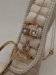 Σετ κοσμημάτων Luxury Gold Shine Pack με κολιέ, σκουλαρίκια, βραχιόλι και δαχτυλίδι