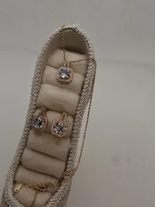 Poco Gold Set – Σκουλαρίκια & Κολιέ Χρυσό σετ Poco Gold με επιχρυσωμένο ορείχαλκο και zircon Κολιέ Poco Gold με zircon σε χρυσή απόχρωση Σκουλαρίκια Poco Gold με zircon σε επιχρυσωμένο ορείχαλκο