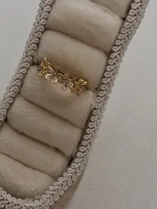 Flowers Rhinestones Ring Δαχτυλίδι Flowers Rhinestones με σχέδιο λουλούδι Γυναικείο δαχτυλίδι από ορείχαλκο με rhinestones και floral μοτίβο