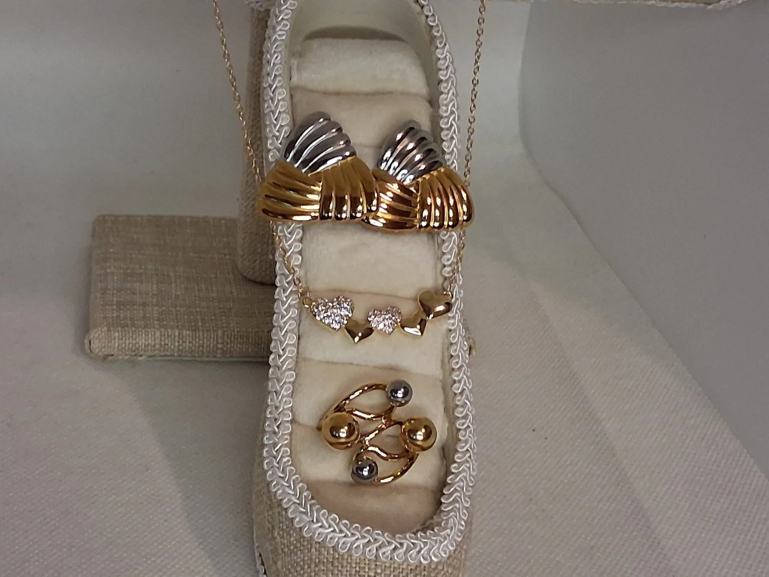 Ανακαλύψτε το κομψό Romantic & Modern Gold Collection Σετ Κοσμημάτων Ατσάλι 18K που συνδυάζει ρομαντισμό, vintage αισθητική και minimal πολυτέλεια. Περιλαμβάνει κολιέ καρδιά με ζιργκόν, επιχρυσωμένα σκουλαρίκια 18K και minimal δαχτυλίδι. Ιδανικό για καθημερινές και βραδινές εμφανίσεις ή ως μοναδικό δώρο.
