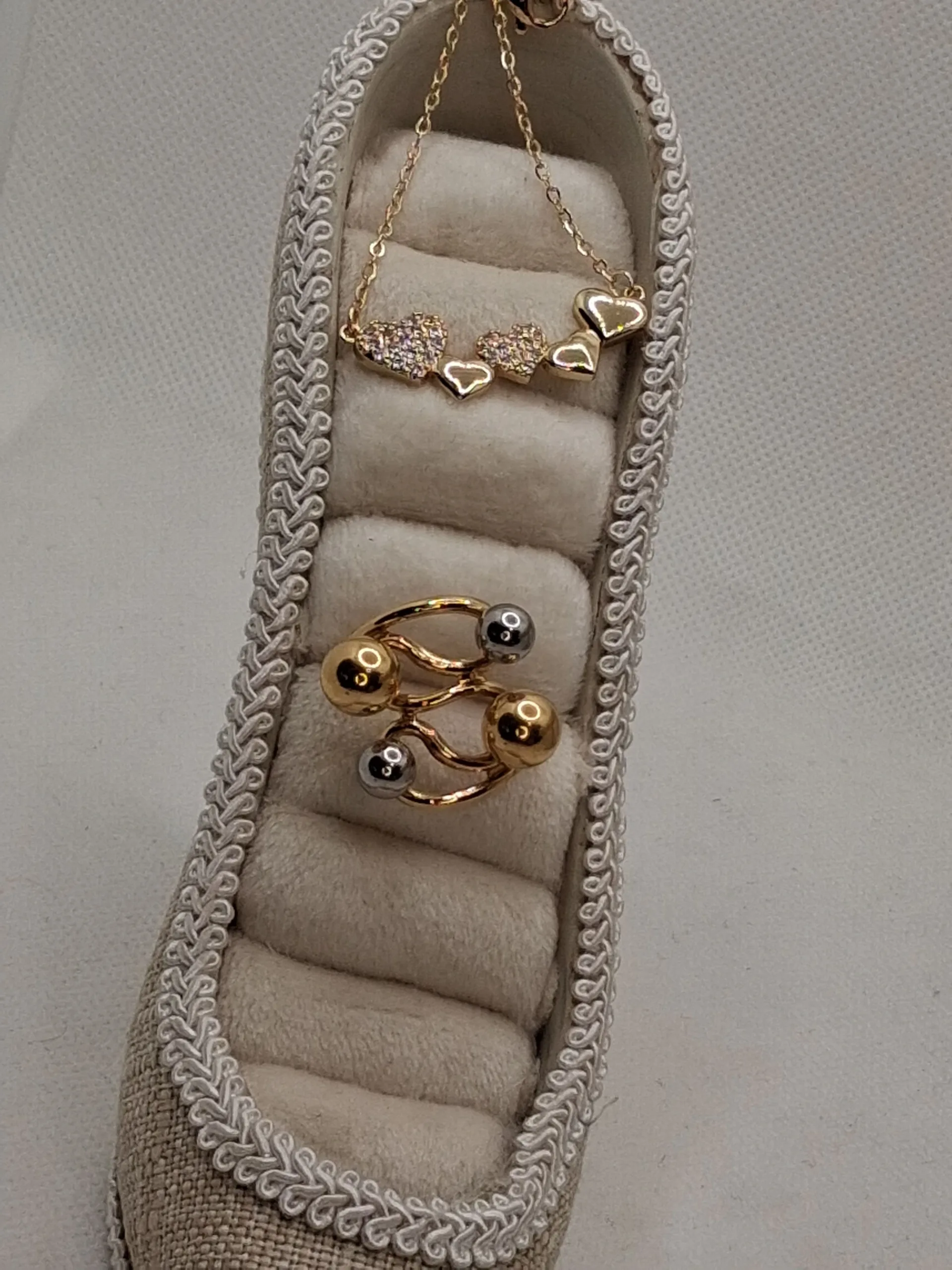 Ανακαλύψτε το κομψό Romantic & Modern Gold Collection Σετ Κοσμημάτων Ατσάλι 18K που συνδυάζει ρομαντισμό, vintage αισθητική και minimal πολυτέλεια. Περιλαμβάνει κολιέ καρδιά με ζιργκόν, επιχρυσωμένα σκουλαρίκια 18K και minimal δαχτυλίδι. Ιδανικό για καθημερινές και βραδινές εμφανίσεις ή ως μοναδικό δώρο.