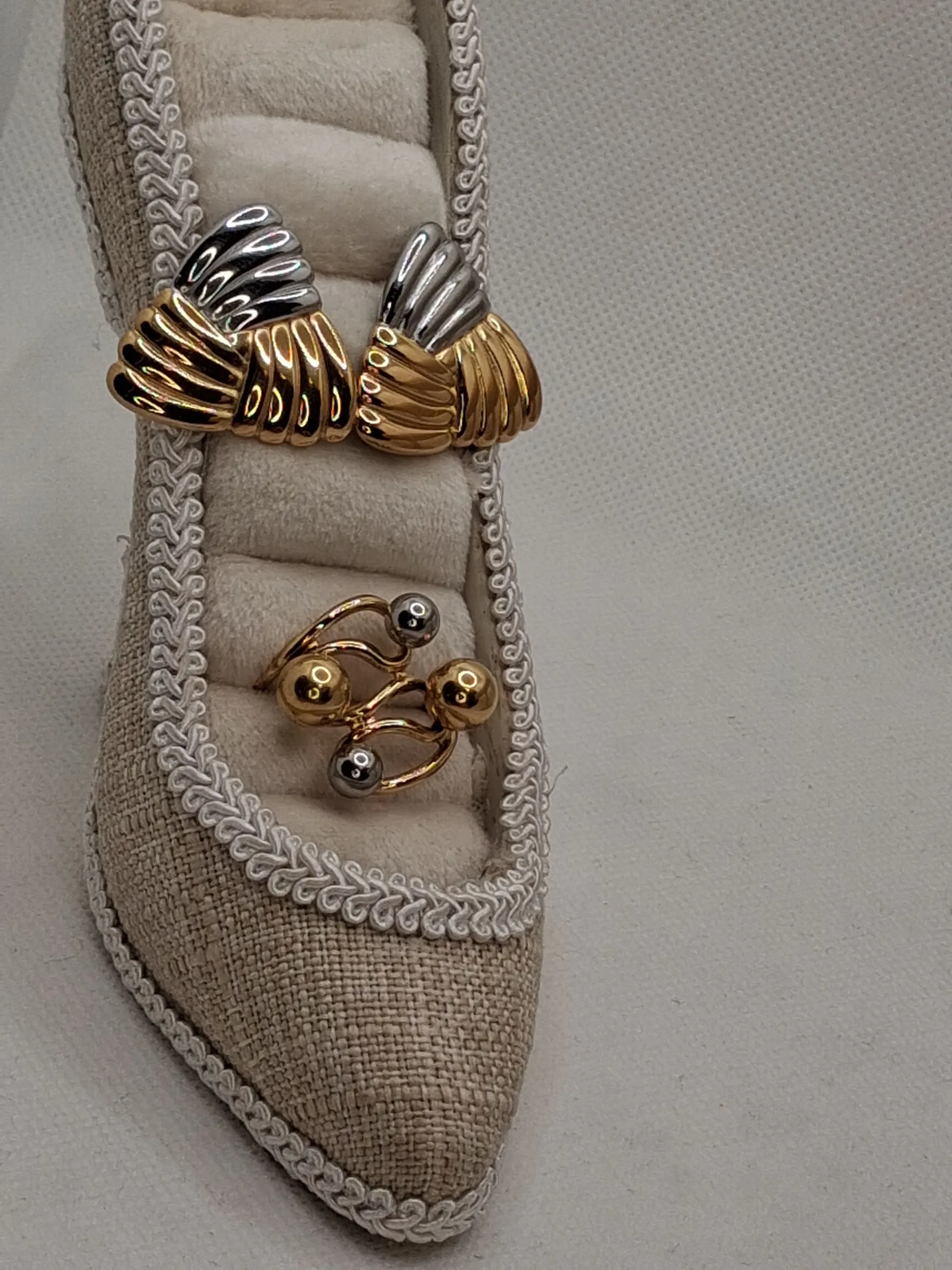 Ανακαλύψτε το κομψό Romantic & Modern Gold Collection Σετ Κοσμημάτων Ατσάλι 18K που συνδυάζει ρομαντισμό, vintage αισθητική και minimal πολυτέλεια. Περιλαμβάνει κολιέ καρδιά με ζιργκόν, επιχρυσωμένα σκουλαρίκια 18K και minimal δαχτυλίδι. Ιδανικό για καθημερινές και βραδινές εμφανίσεις ή ως μοναδικό δώρο.