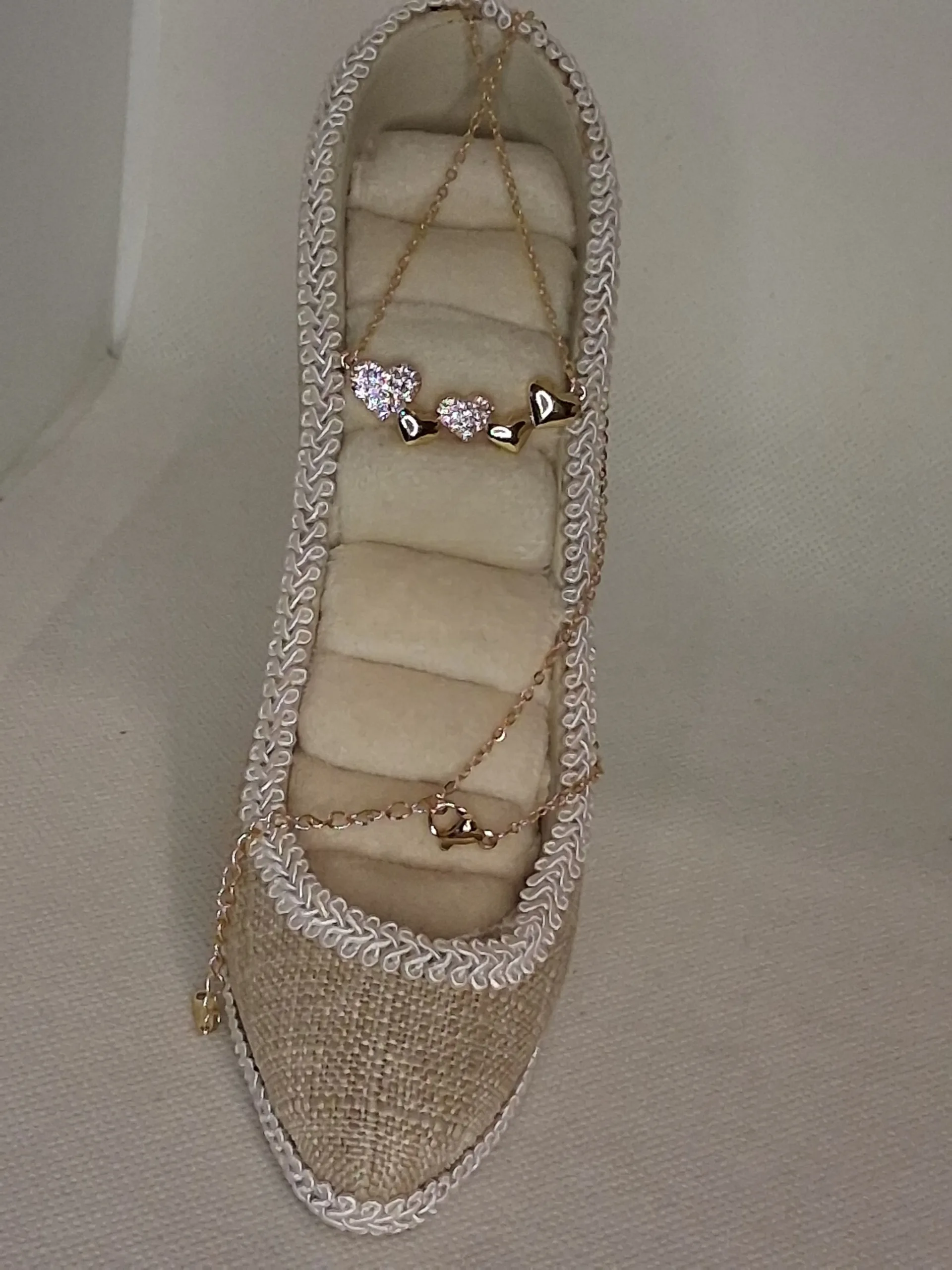 Ανακαλύψτε το κομψό Romantic & Modern Gold Collection Σετ Κοσμημάτων Ατσάλι 18K που συνδυάζει ρομαντισμό, vintage αισθητική και minimal πολυτέλεια. Περιλαμβάνει κολιέ καρδιά με ζιργκόν, επιχρυσωμένα σκουλαρίκια 18K και minimal δαχτυλίδι. Ιδανικό για καθημερινές και βραδινές εμφανίσεις ή ως μοναδικό δώρο.