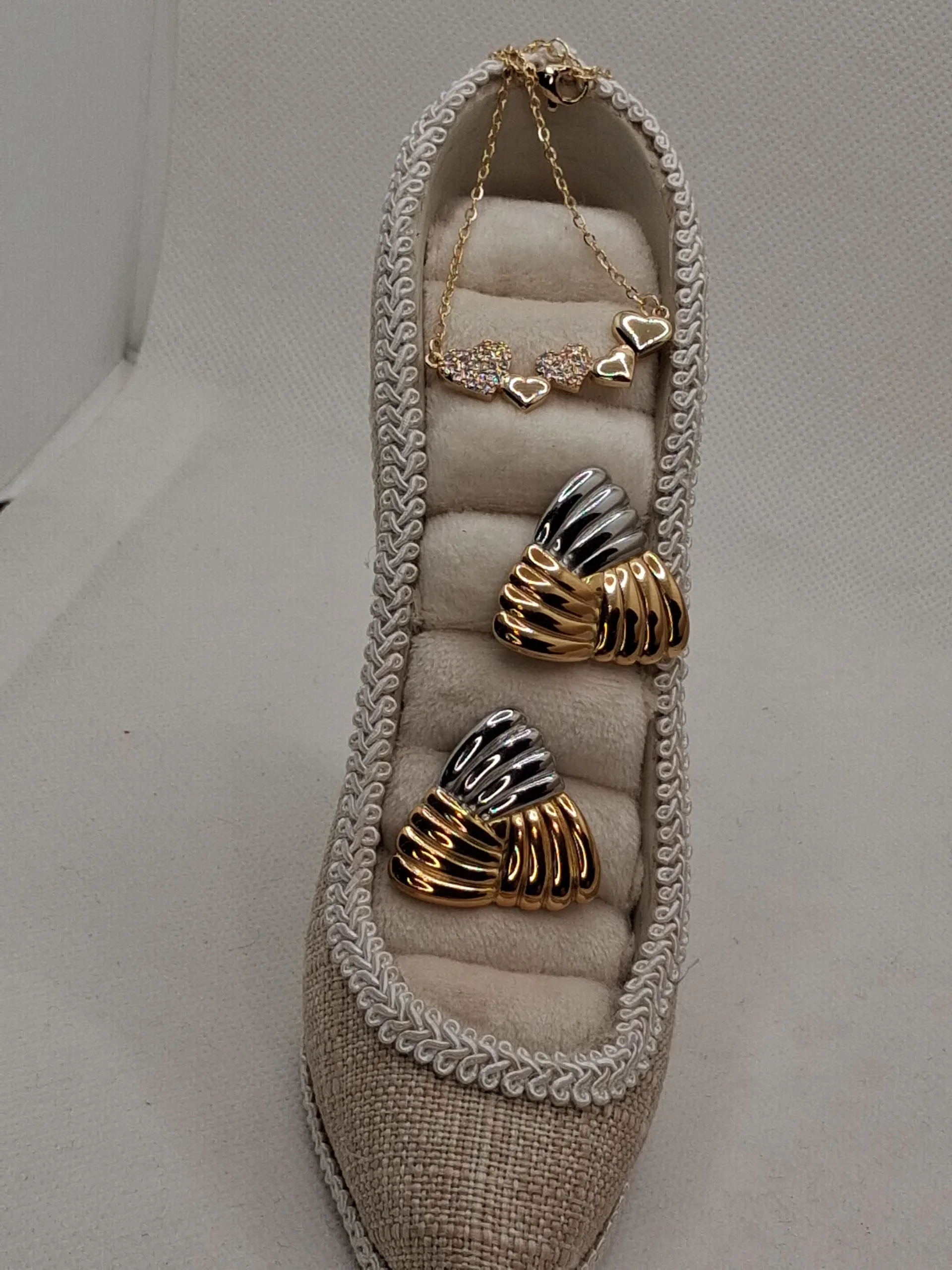 Ανακαλύψτε το κομψό Romantic & Modern Gold Collection Σετ Κοσμημάτων Ατσάλι 18K που συνδυάζει ρομαντισμό, vintage αισθητική και minimal πολυτέλεια. Περιλαμβάνει κολιέ καρδιά με ζιργκόν, επιχρυσωμένα σκουλαρίκια 18K και minimal δαχτυλίδι. Ιδανικό για καθημερινές και βραδινές εμφανίσεις ή ως μοναδικό δώρο.