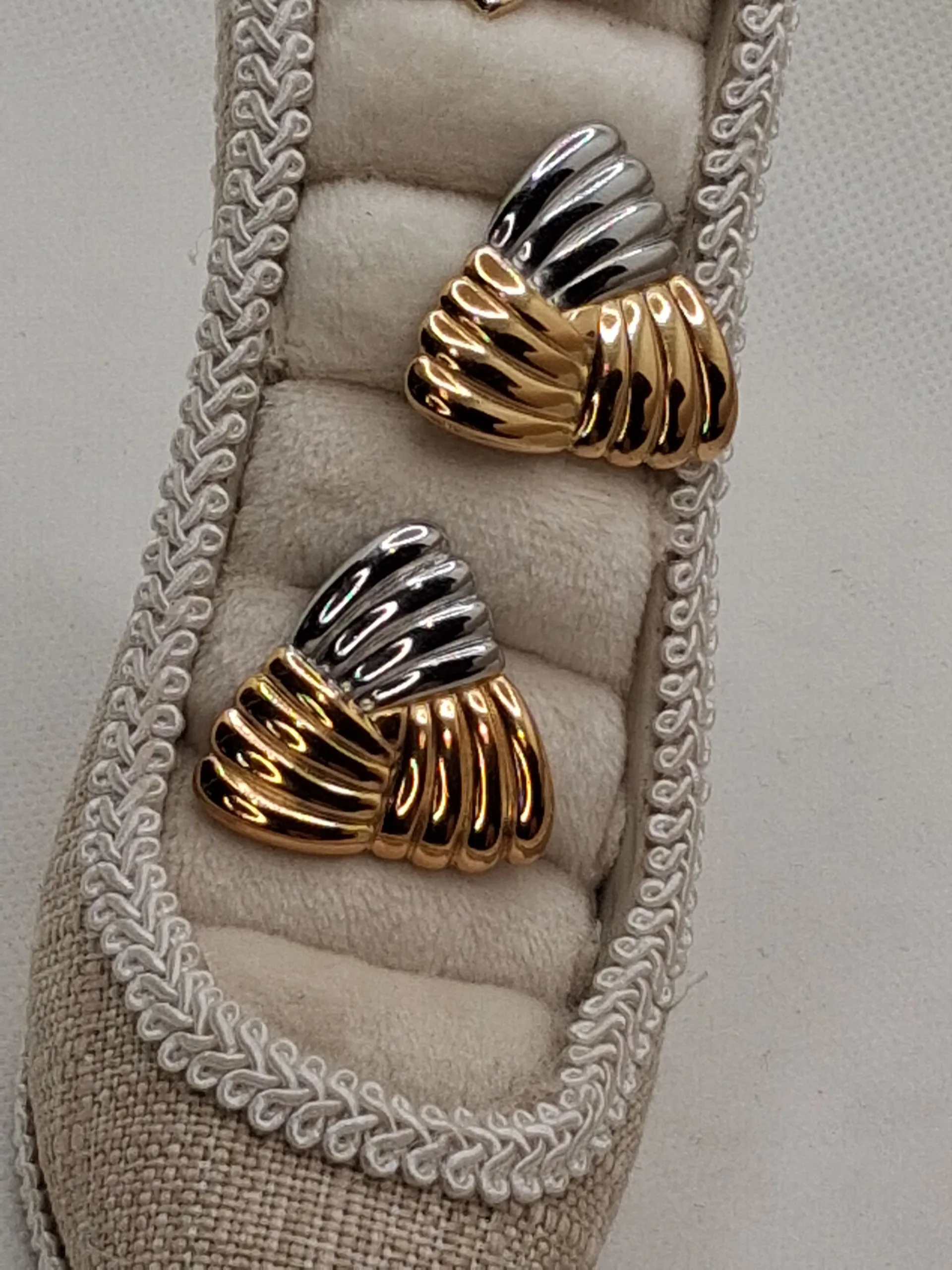 Ανακαλύψτε το κομψό Romantic & Modern Gold Collection Σετ Κοσμημάτων Ατσάλι 18K που συνδυάζει ρομαντισμό, vintage αισθητική και minimal πολυτέλεια. Περιλαμβάνει κολιέ καρδιά με ζιργκόν, επιχρυσωμένα σκουλαρίκια 18K και minimal δαχτυλίδι. Ιδανικό για καθημερινές και βραδινές εμφανίσεις ή ως μοναδικό δώρο.