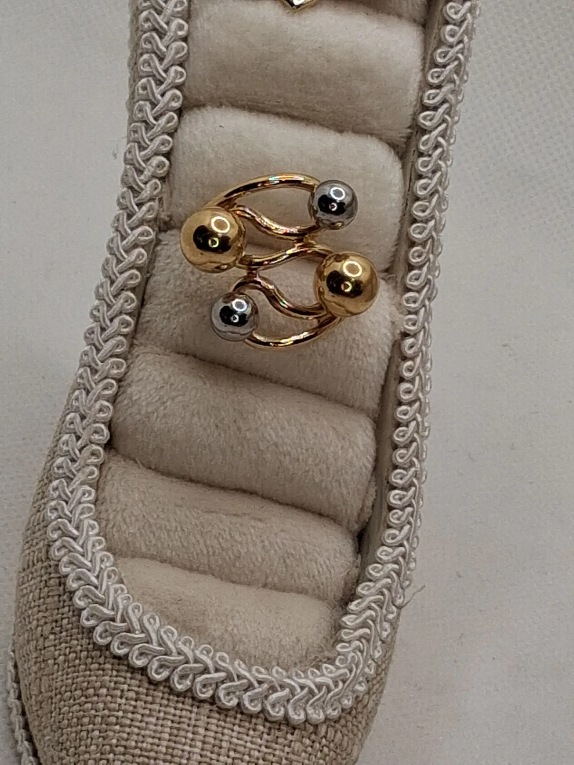 Ανακαλύψτε το κομψό Romantic & Modern Gold Collection Σετ Κοσμημάτων Ατσάλι 18K που συνδυάζει ρομαντισμό, vintage αισθητική και minimal πολυτέλεια. Περιλαμβάνει κολιέ καρδιά με ζιργκόν, επιχρυσωμένα σκουλαρίκια 18K και minimal δαχτυλίδι. Ιδανικό για καθημερινές και βραδινές εμφανίσεις ή ως μοναδικό δώρο.
