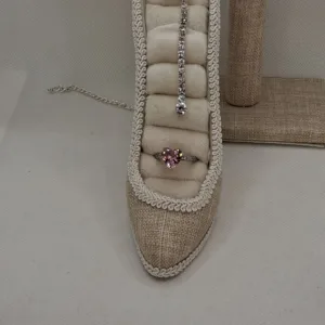 Λαμπερό σετ κοσμημάτων με Strass & Pink Heart Zircon δαχτυλίδι ροζ καρδιά. Κομψότητα, ρομαντισμός & πολυτέλεια σε ένα μοναδικό πακέτο για ξεχωριστές εμφανίσεις.