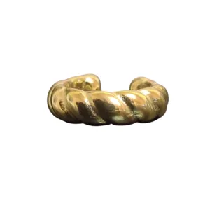 Ear Cuff Πλεξούδα - Το Τέλειο Αξεσουάρ για Κάθε Στιλ Ανανέωσε τη συλλογή των κοσμημάτων σου με αυτό το εντυπωσιακό ear cuff πλεξούδα σε χρυσό χρώμα. Κατασκευασμένο από υψηλής ποιότητας ανοξείδωτο ατσάλι, συνδυάζει την κομψότητα με τη λειτουργικότητα.