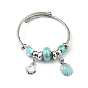 Βραχιόλι ατσάλινο bangle από ανοξείδωτο ατσάλι 304 με γαλάζια charms και διακοσμητικό κοχύλι.